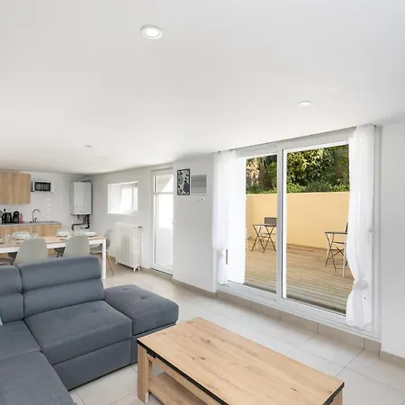La Recouvrance: Spacious With Shared Living And Private Terrace